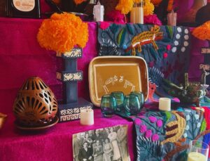 Decoración del Día de Muertos en Barracuda MX con flores y velas