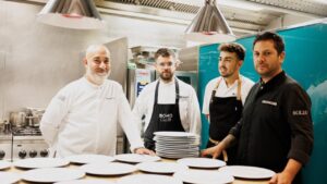 Chefs Diego del Río y Diego Gallegos en la cocina del restaurante Arara Bistro Bar