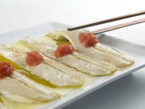 Boquerones especiales aliñados en vinagre con tomate casero