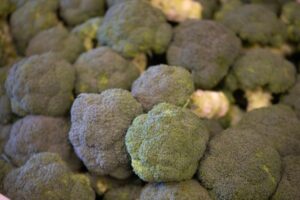 Brócoli fresco apilado en un mercado agrícola