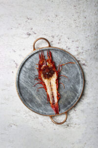 Camarones asados presentados en una bandeja de metal