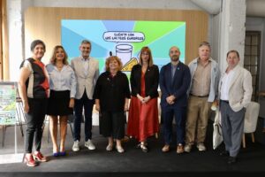 Grupo de personas en evento sobre lácteos europeos
