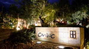 Entrada del restaurante Can Lluc iluminada en la noche