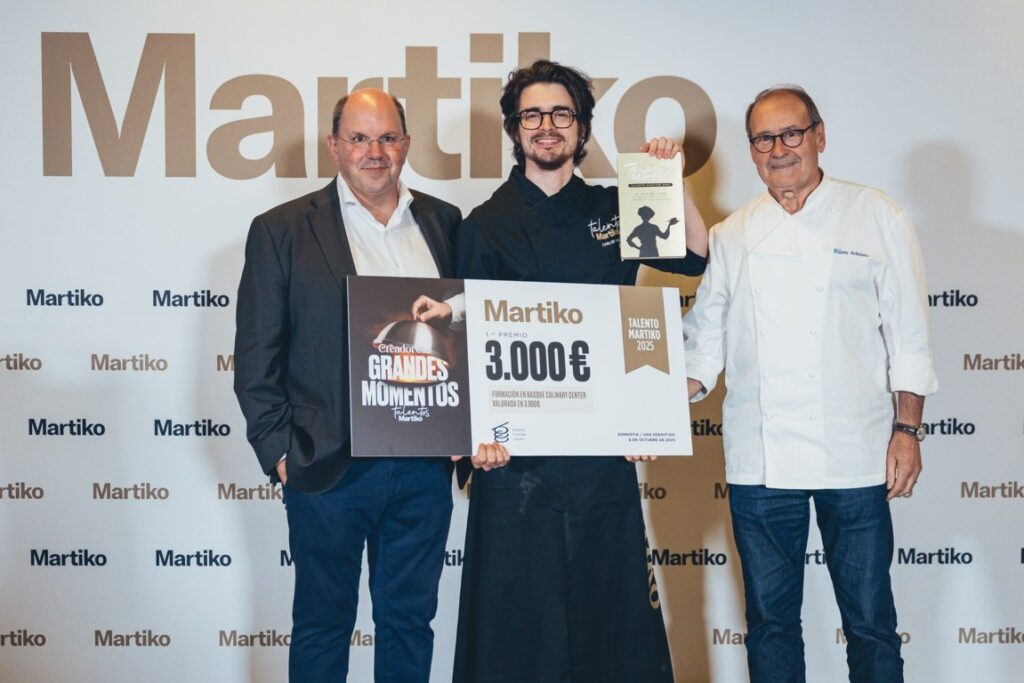 Carlos Hernández recibiendo el premio Talento Martiko 2025