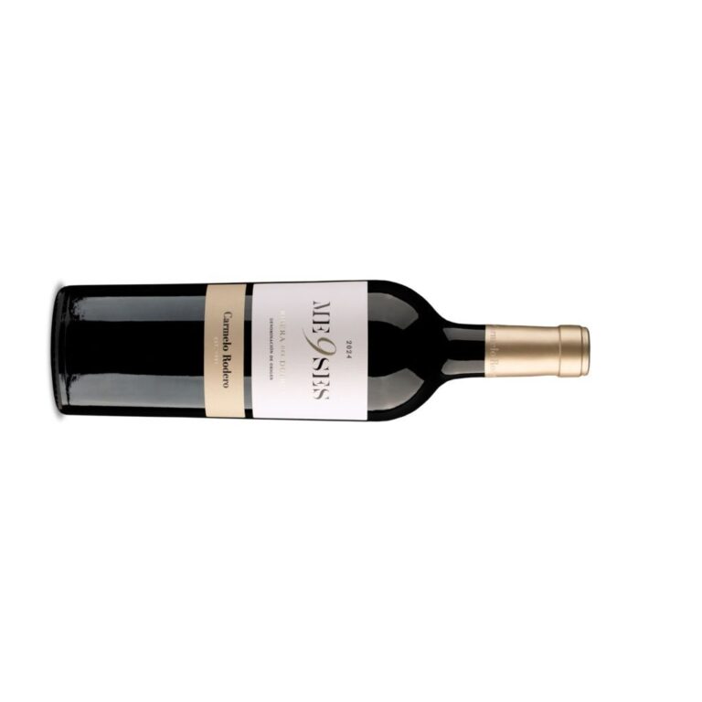 Botella de vino Carmelo Rodero 9 Meses 2024 sobre fondo blanco
