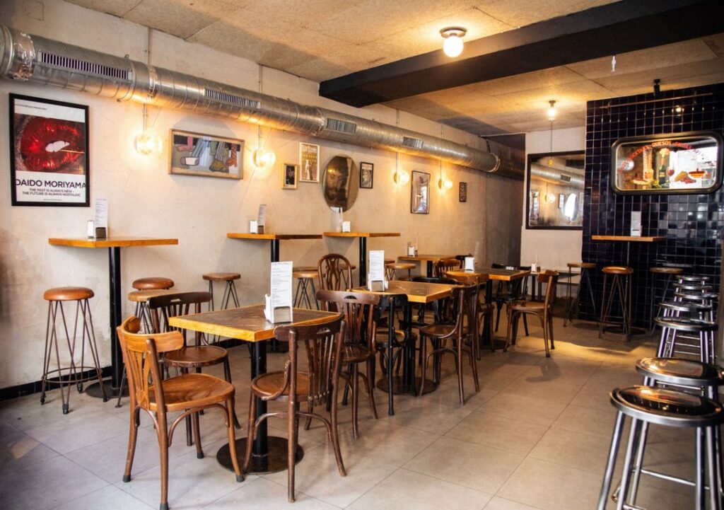 Interior del restaurante Casa Clavel en Malasaña, Madrid