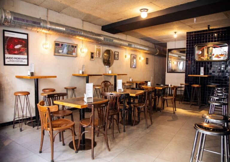Interior del restaurante Casa Clavel en Malasaña, Madrid