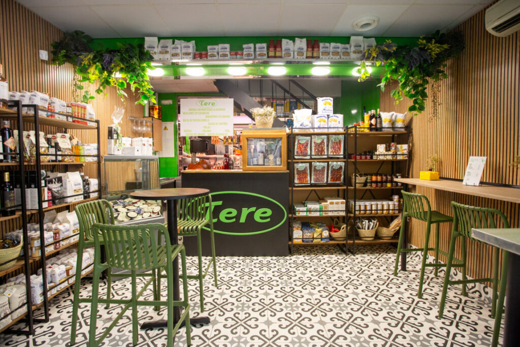 Interior de Casa Tere con productos gourmet y mesas