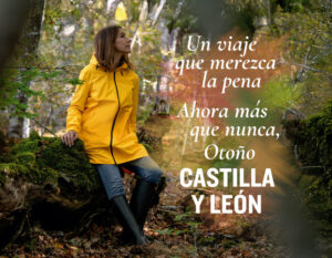 Mujer con abrigo amarillo en un entorno natural de Castilla y León