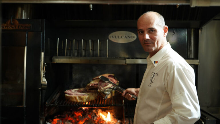 Chef Cata Lupu cocinando carne en la parrilla de La Taberna de Elia