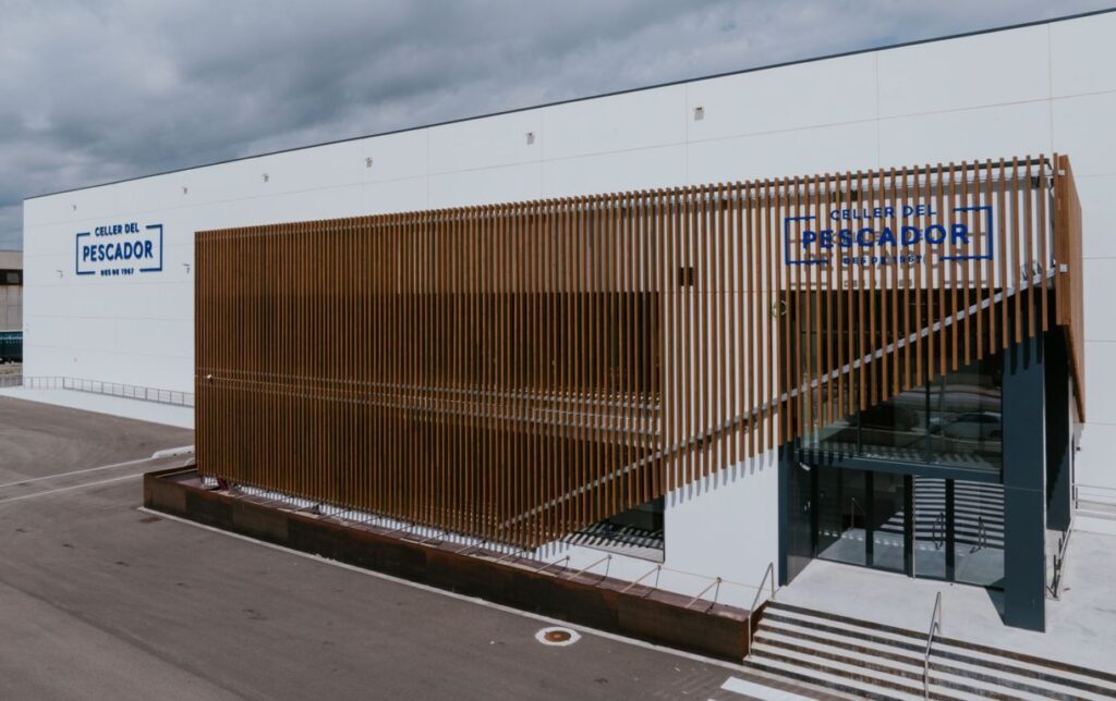 Vista exterior de la nueva bodega Celler del Pescador en el Empordà