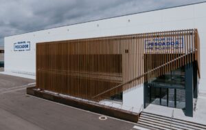 Vista exterior de la nueva bodega Celler del Pescador en el Empordà