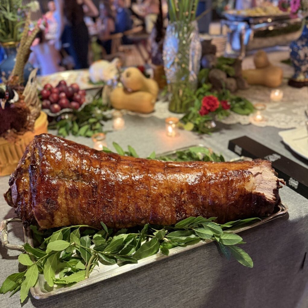 Plato de carne asada presentado en un evento gastronómico