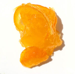 Mermelada de naranja tradicional en un plato blanco