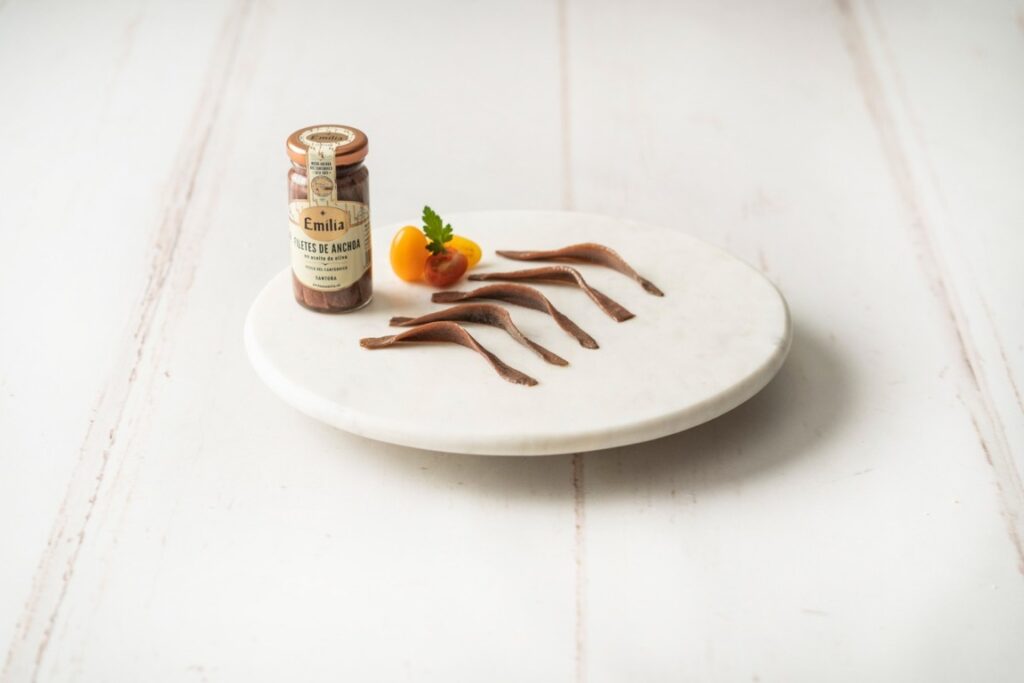 Filetes de anchoa de Conservas Emilia en un plato con tomate