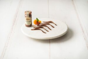 Filetes de anchoa de Conservas Emilia en un plato con tomate
