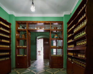 Interior del Convento Santa Paula con estanterías de madera y tarros