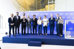 Grupo de personas en un evento de entrega de certificado de sostenibilidad de la sardina.