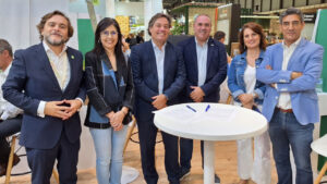 Representantes de Origen España y Ecovalia durante la firma de un convenio de colaboración.