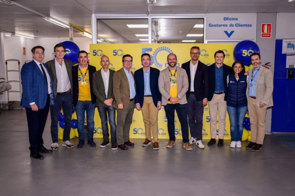 Grupo de personas celebrando el aniversario de Makro en Leganés