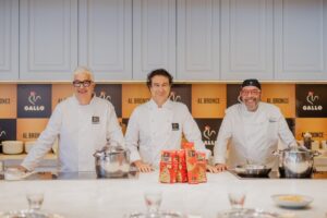Tres chefs posando con pasta Gallo Al Bronce en la cocina