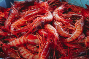 Gambas rojas frescas en un mercado de pescado en Vigo
