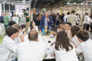 Participantes en Gastrónoma 2025 degustando productos en Feria Valencia.