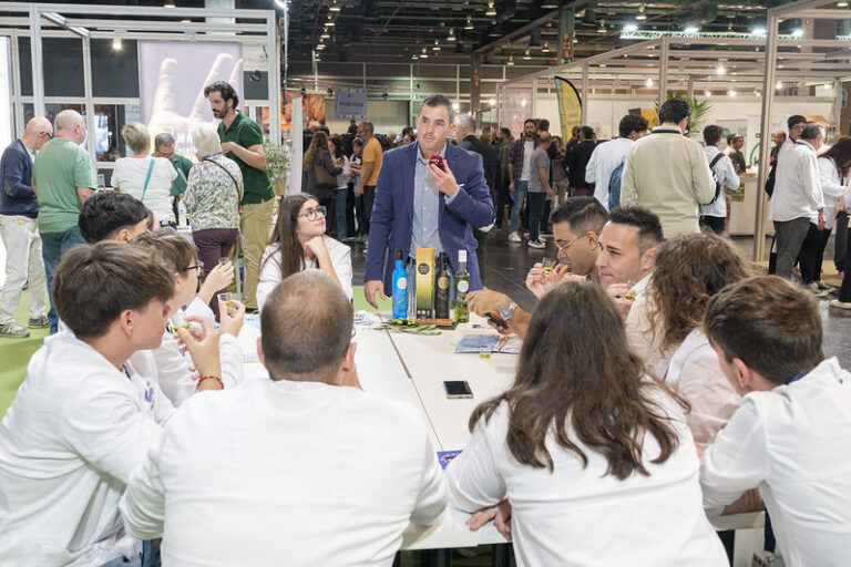 Participantes en Gastrónoma 2025 degustando productos en Feria Valencia.