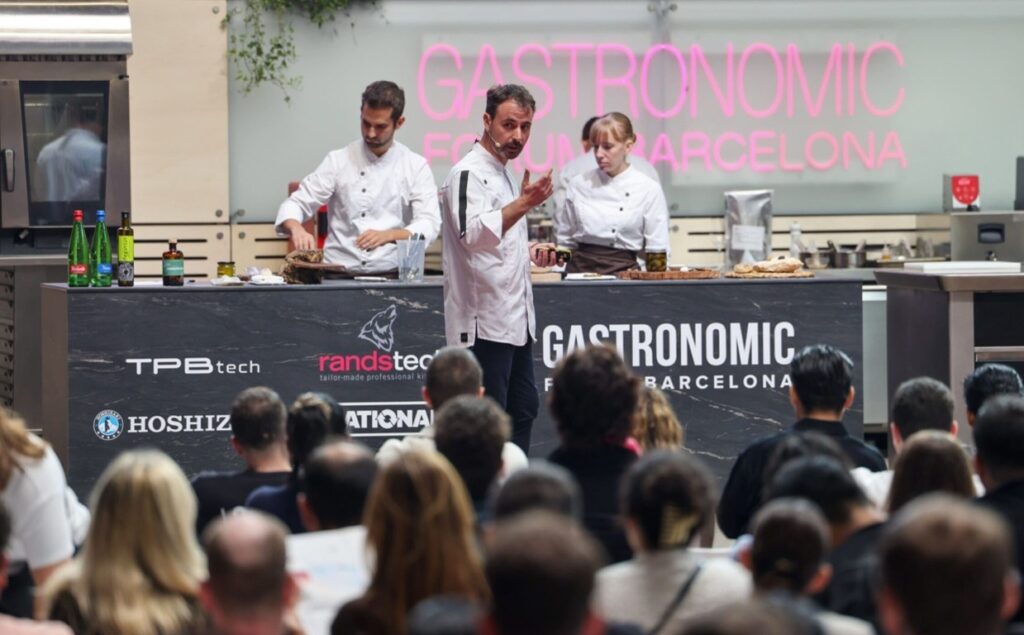 Chefs en el Gastronomic Forum Barcelona presentando platos innovadores