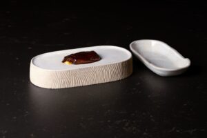 Plato de comida presentado en un plato elegante