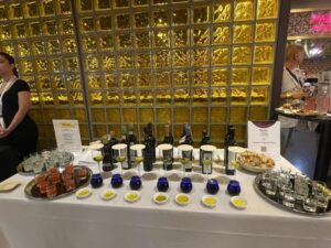 Mesa con aceites de oliva y degustaciones en evento en Nueva York