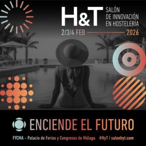 Mujer con sombrero frente a una piscina en evento H&T 2026
