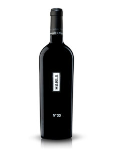 Botella de vino tinto Habla Nº 33 Malbec con etiqueta blanca