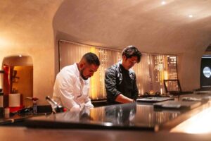 Dos chefs trabajando en la cocina de Ikigai Lima