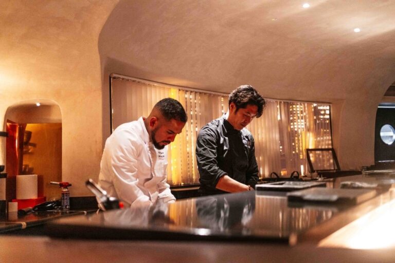 Dos chefs trabajando en la cocina de Ikigai Lima