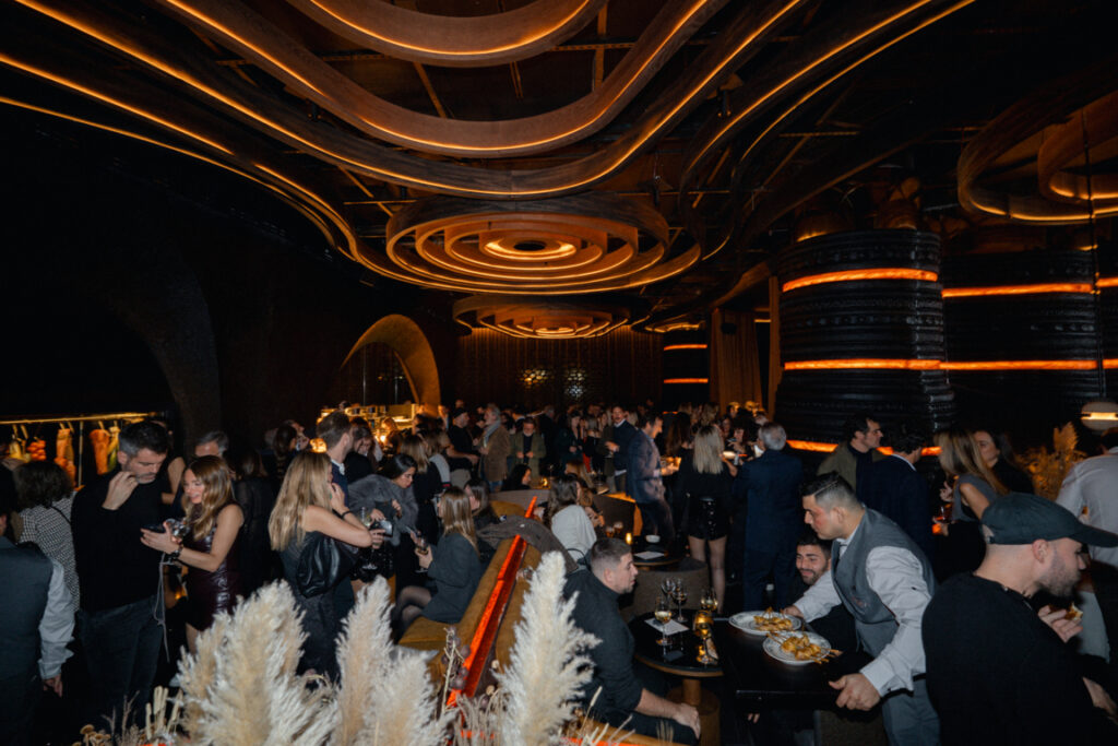 Interior del restaurante Leña Barcelona durante la inauguración con gente disfrutando.