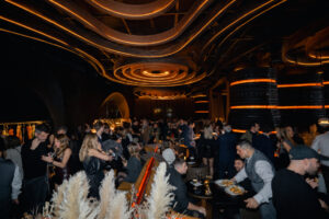 Interior del restaurante Leña Barcelona durante la inauguración con gente disfrutando.