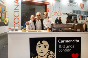 Equipo de Carmencita en el stand de Alicante Gastronómica Solidaria