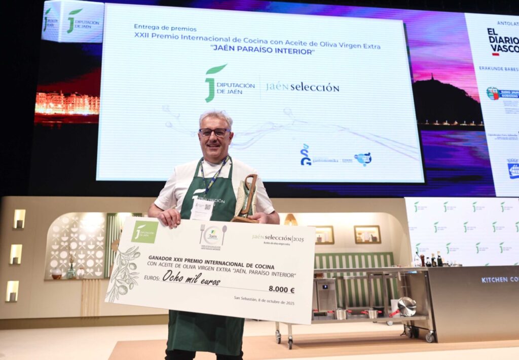 Chef Ferran Polls con su premio en el congreso San Sebastián Gastronomika