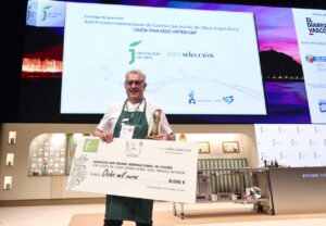 Chef Ferran Polls con su premio en el congreso San Sebastián Gastronomika