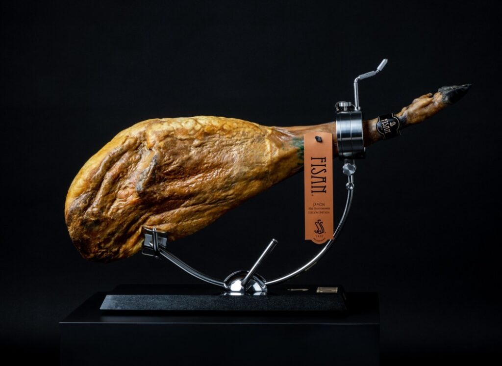 Jamón de alta gastronomía presentado en un soporte elegante