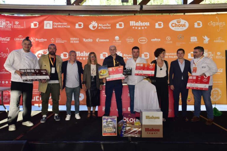Javier Alfaro y otros participantes en el concurso de patatas bravas en Palencia