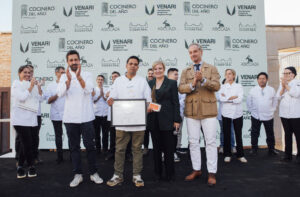 El chef Jorge Asenjo recibiendo un premio en el concurso de cocina.