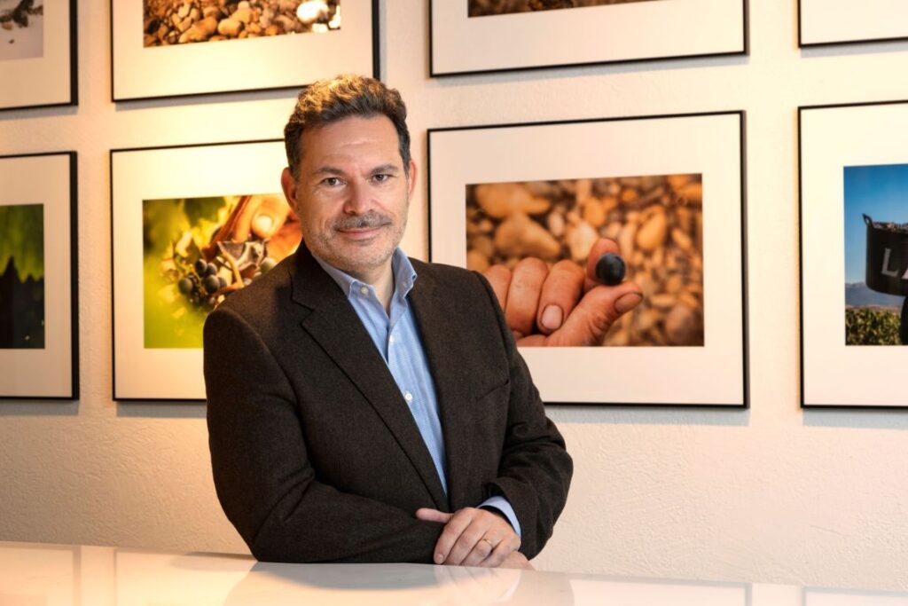 Julio Martins, director general de Bodegas LAN en un entorno artístico.