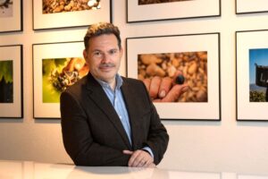 Julio Martins, director general de Bodegas LAN en un entorno artístico.