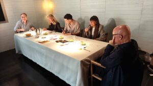 Miembros del jurado evaluando quesos en la cata concurso