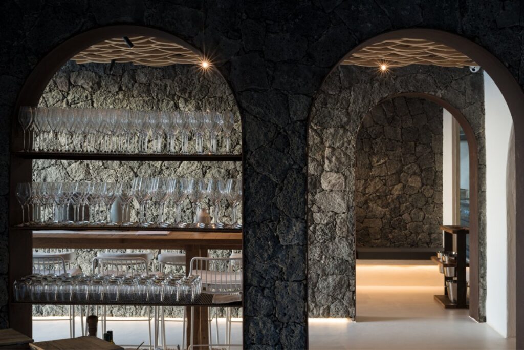 Interior del restaurante Kamezí con arcos y copas de vino