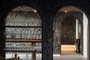 Interior del restaurante Kamezí con arcos y copas de vino