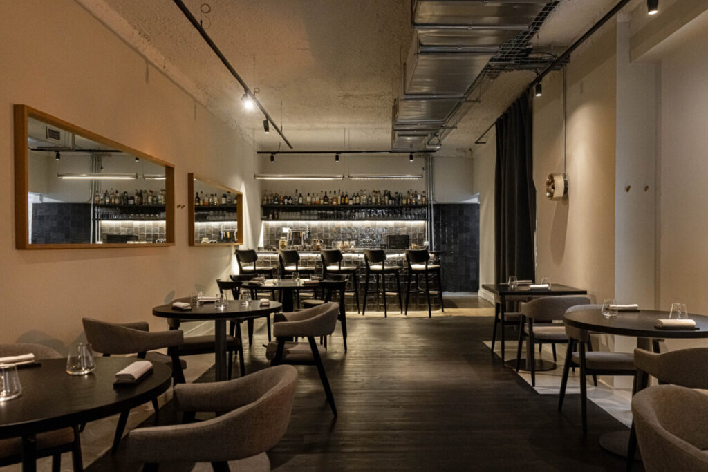 Interior del restaurante Kuoco en Salesas con mesas y barra