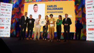 Carlos Maldonado recibiendo un premio en el Día de la Hostelería